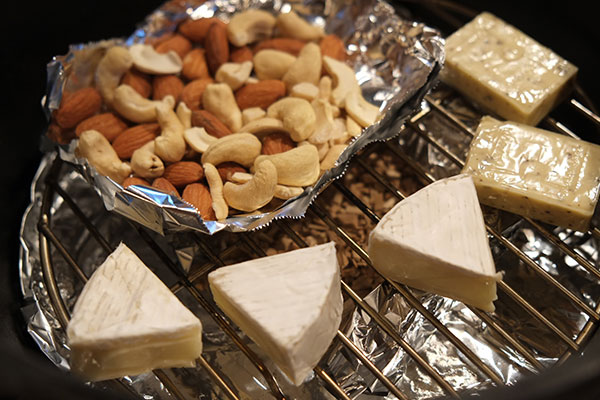 ミックスナッツやチーズも下準備が不要（チーズはお好みでブラックペッパー）なので、初心者の方でも比較的簡単です。