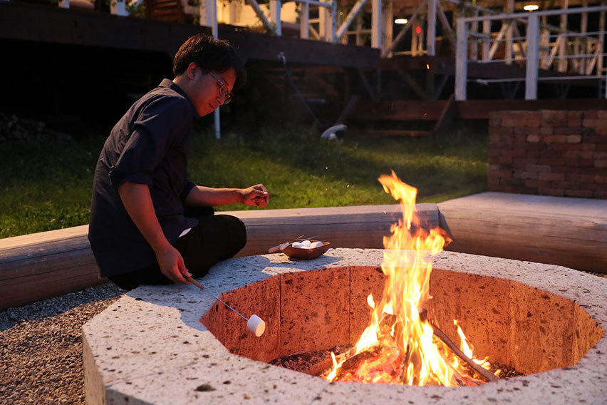 焚火barで焼きマシュマロはいかが 本物の火に触れる 火育 体験もできる 公式 食を体験する大型グランピング ファームグランピング京都天橋立