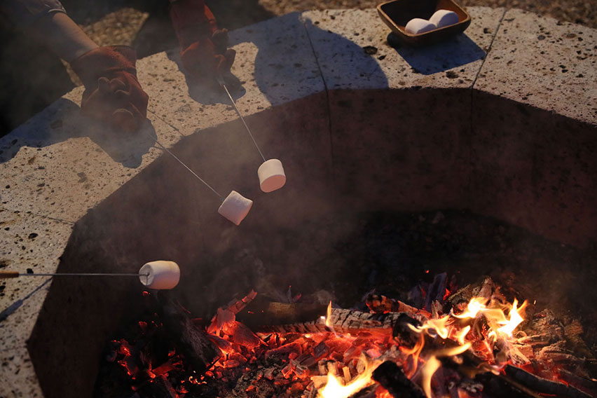 焚火barで焼きマシュマロはいかが 本物の火に触れる 火育 体験もできる 公式 食を体験する大型グランピング ファームグランピング京都天橋立
